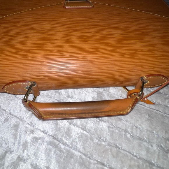 Louis Vuitton Preloved Epi leather briefcase needs some attention good condition - Picture 6 of 16